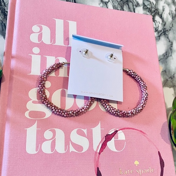 ɴᴡᴛ ᴋᴇɴᴅʀᴀ sᴄᴏᴛᴛ ʀᴜssᴇʟ ʜᴏᴏᴘ ᴇᴀʀʀɪɴɢs ɪɴ ᴘɪɴᴋ 🌸 - Picture 4 of 6